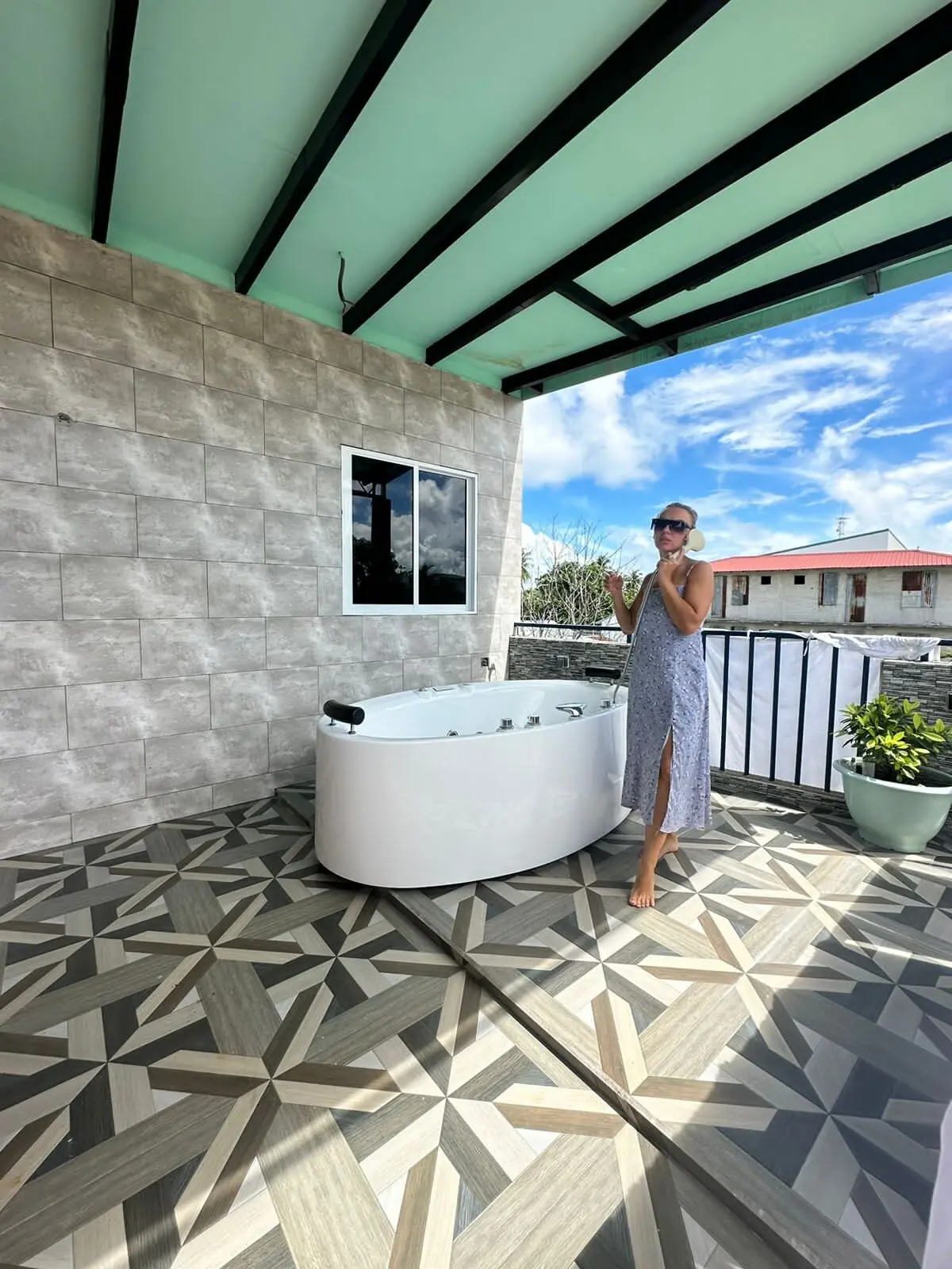 Rooftop terrace with a soaking tub and patterned tiling at Koimala Maamigili