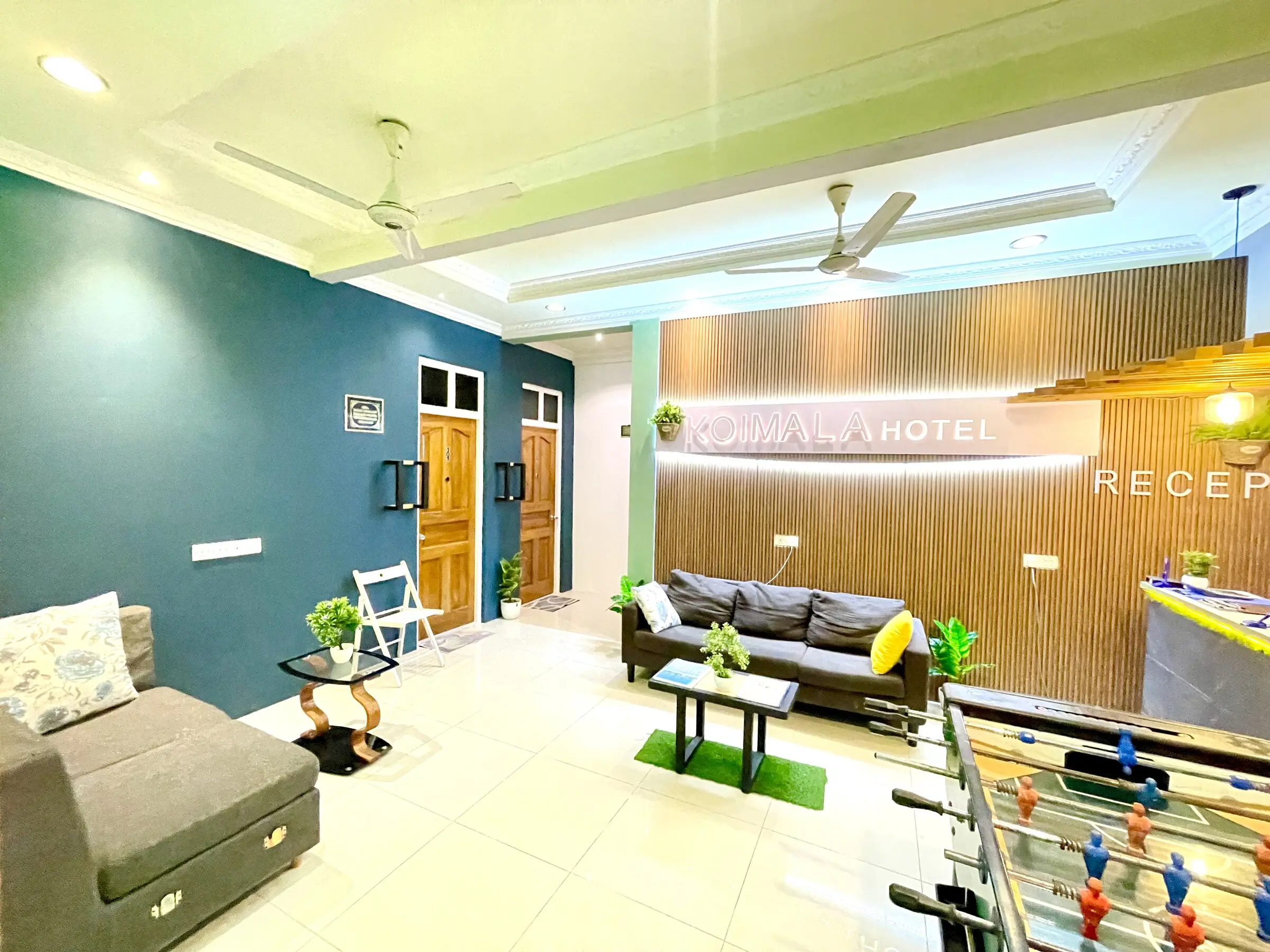 Suite living area with a sofa and lounge seating at Koimala Maamigili