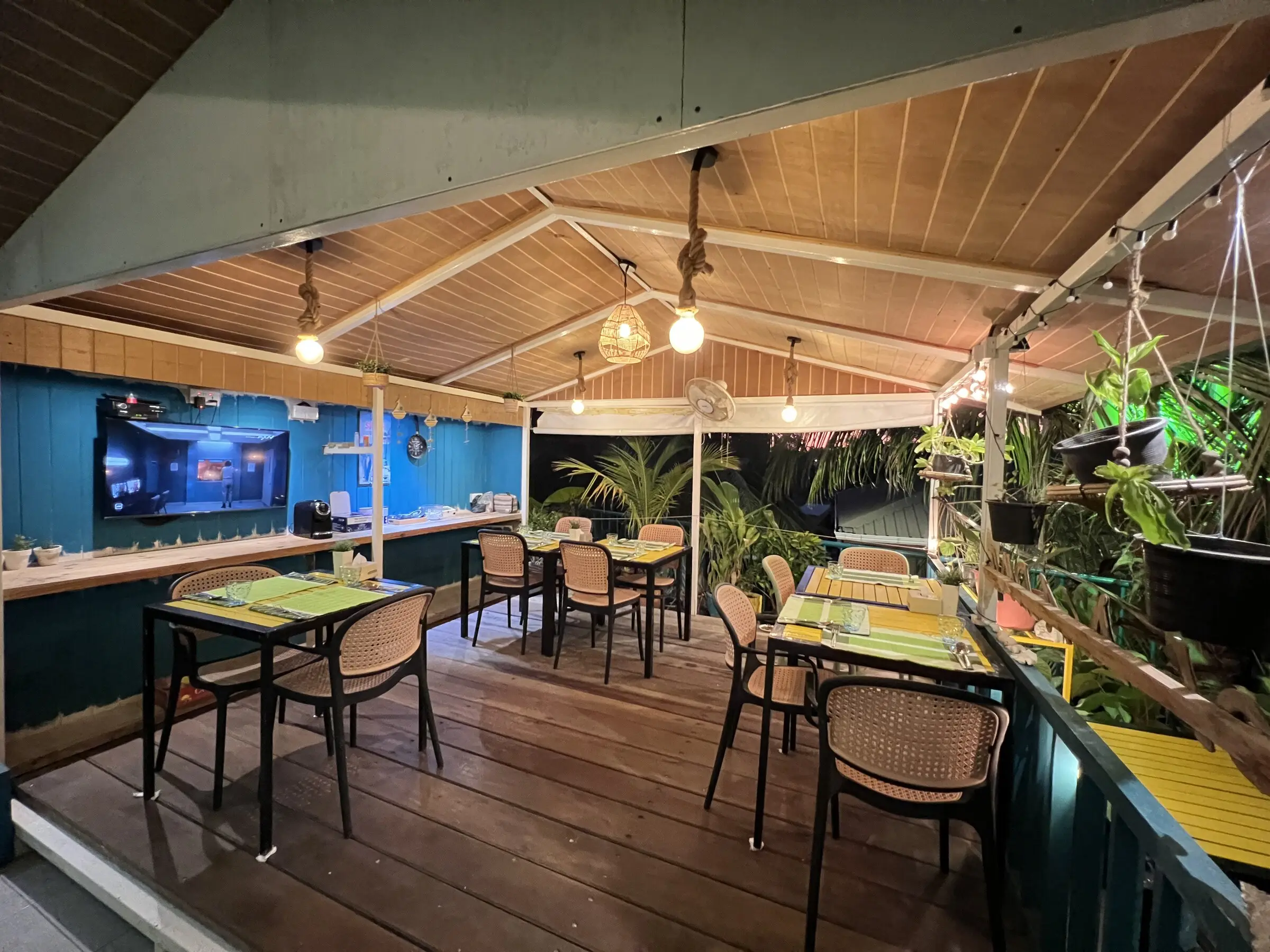 Plant-filled open-air restaurant at Koimala Maamigili