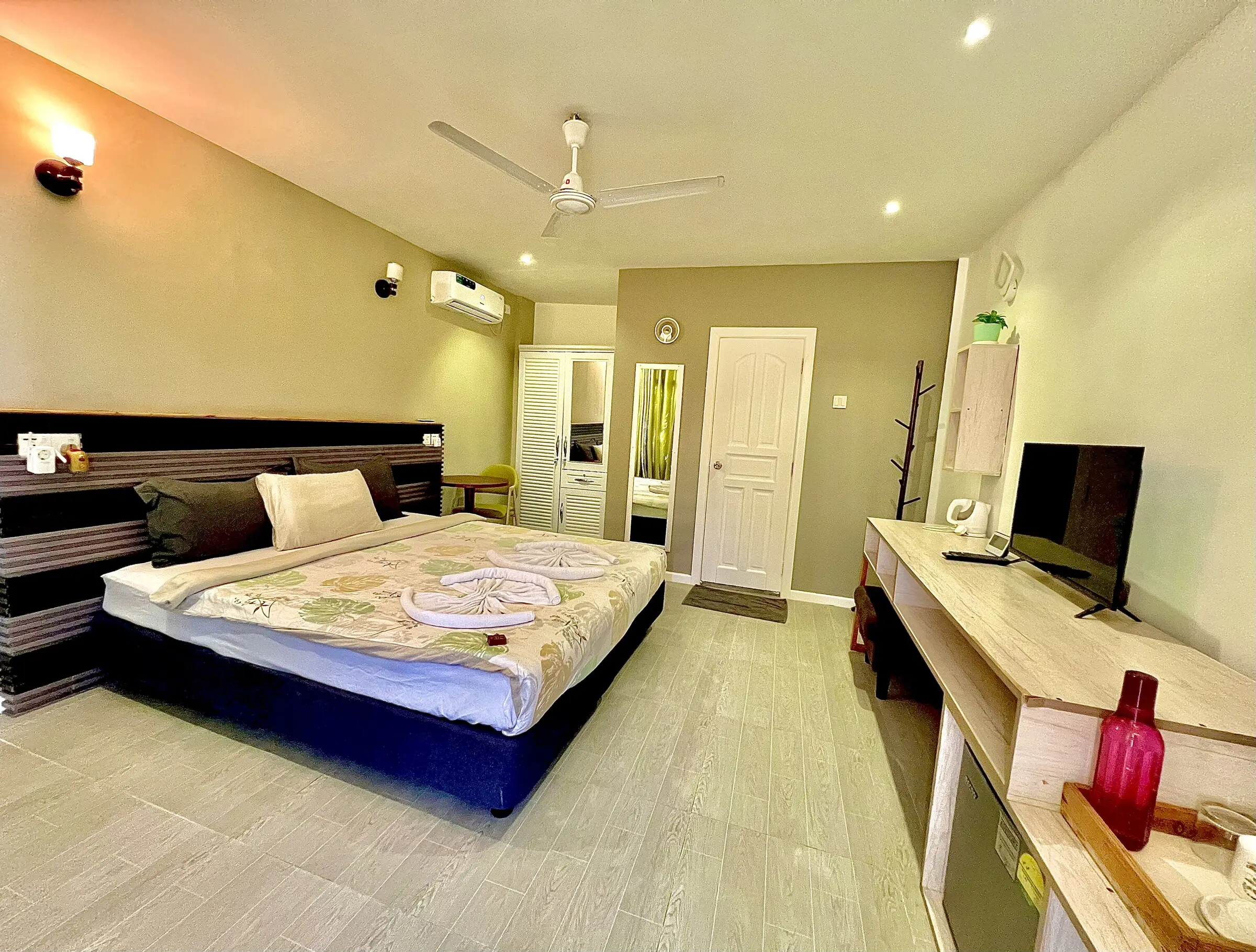 Simple double room with a TV at Koimala Maamigili