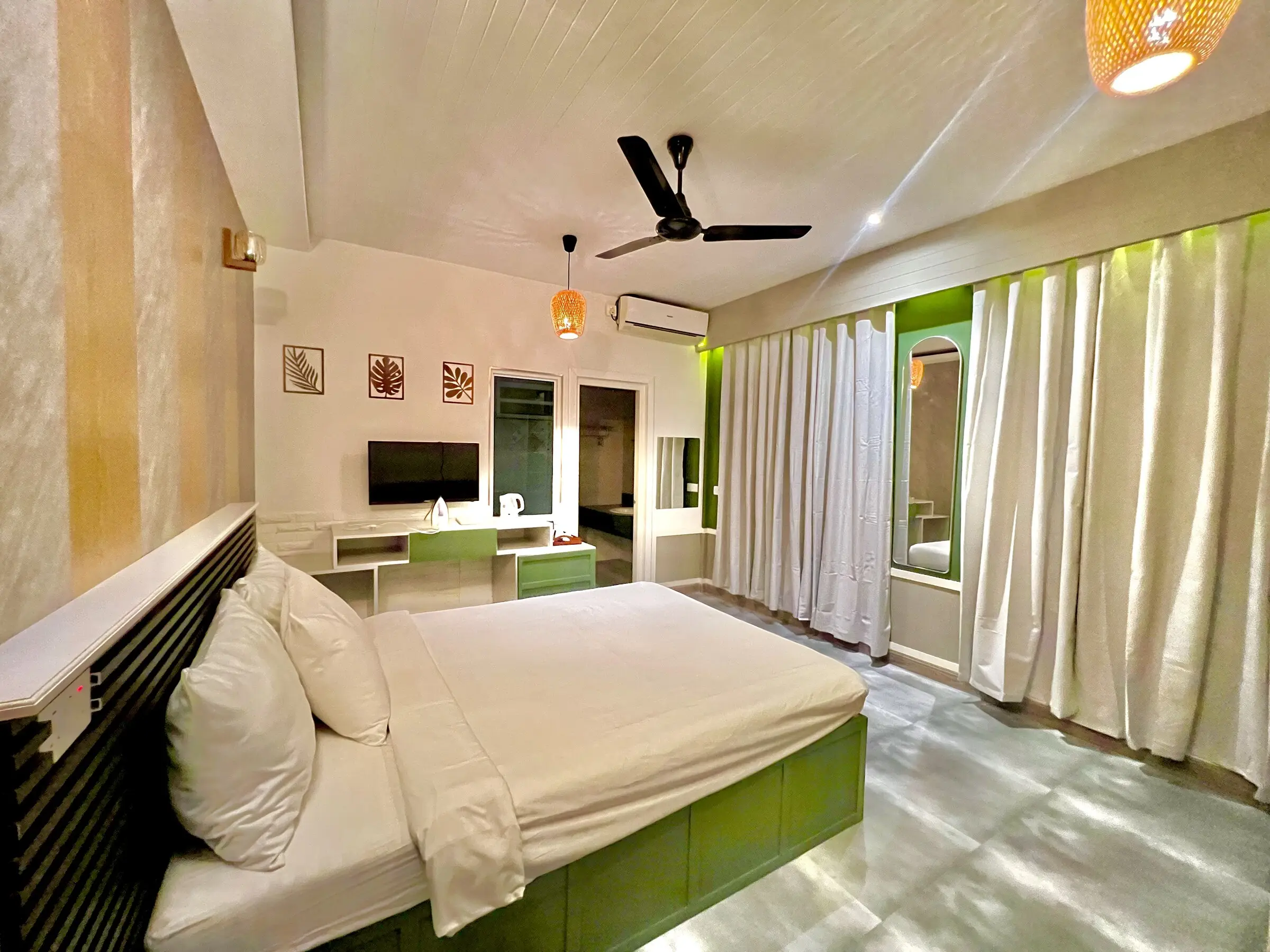 Neutral room with a made-up double bed at Koimala Maamigili