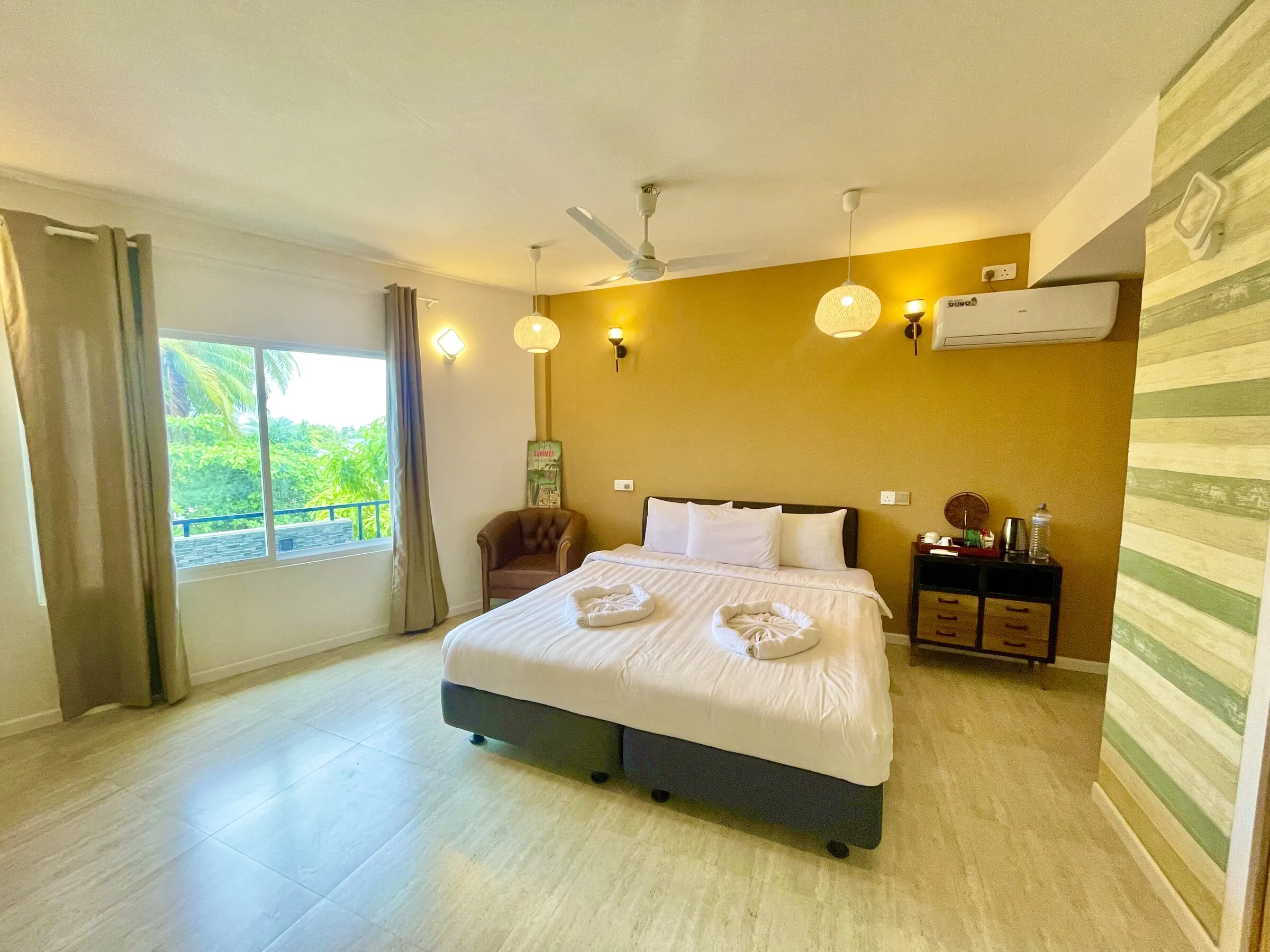 Jacuzzi Room at Koimala guesthouse on Maamigili